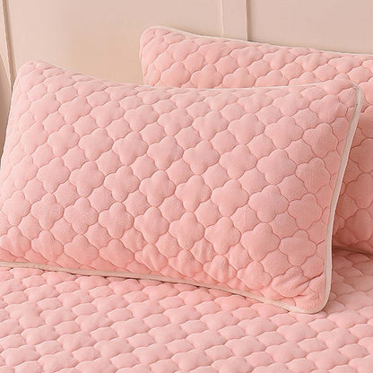 SOGA Pink 153cm Wide Mattress Cover Thick Quilted Fleece Stretchable Clover Design Bed Spread Sheet Protector with Pillow Covers